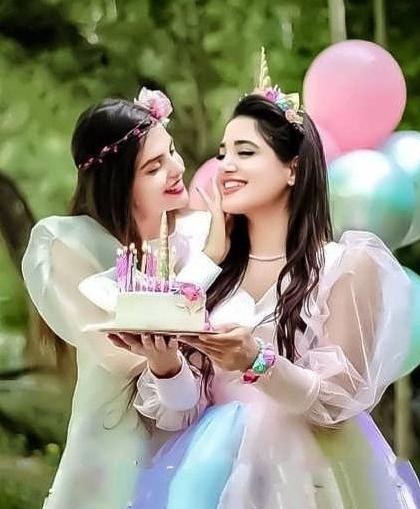 ژست عکس دونفره دخترانه سلفی