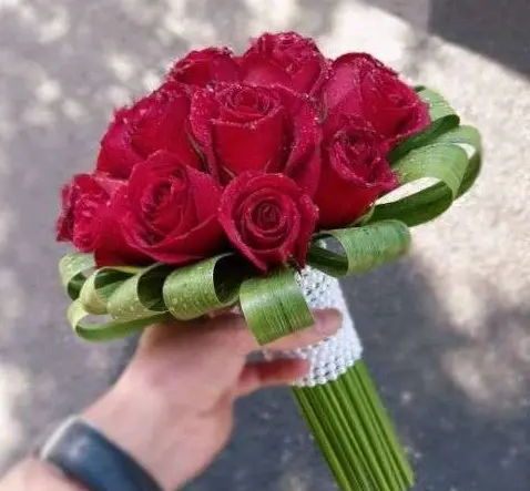 عکس دسته گل رز قرمز عروس