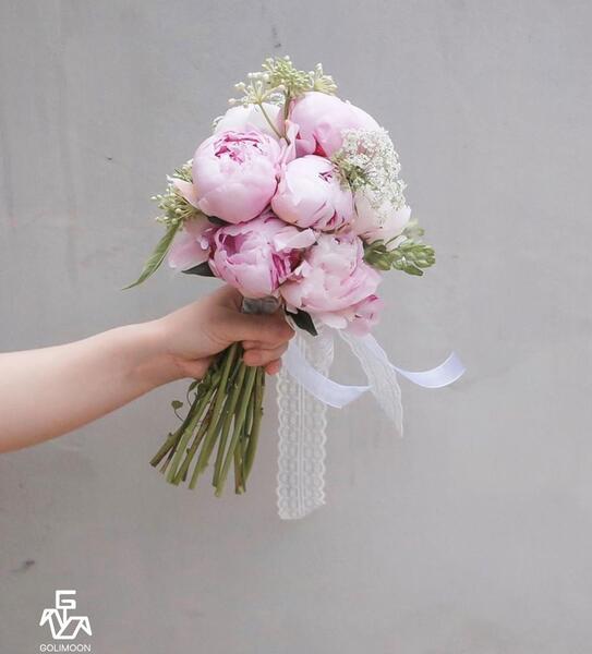 عکس با دسته گل کوچک