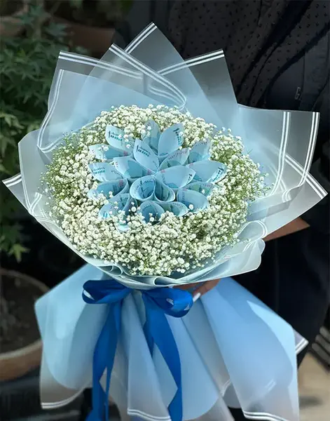 عکس با دسته گل کوچک