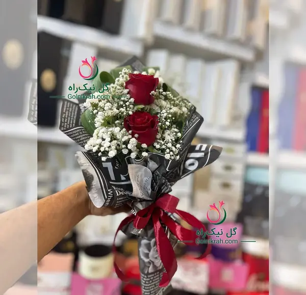 عکس با دسته گل کوچک