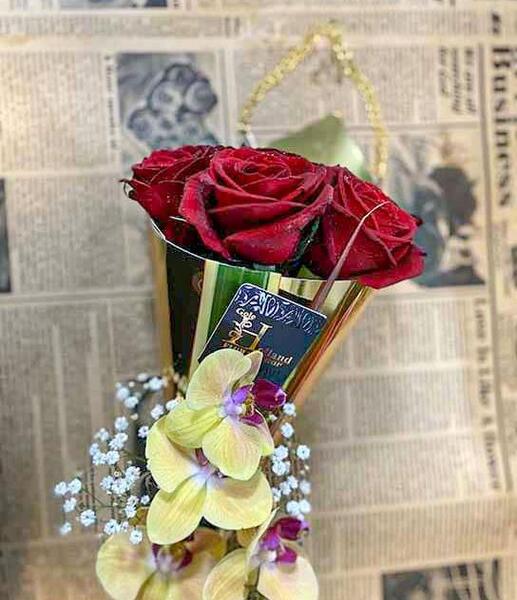عکس با دسته گل کوچک