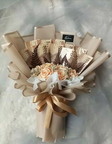 عکس دسته گل با پول برای عروس