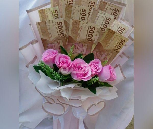 عکس دسته گل با پول برای عروس