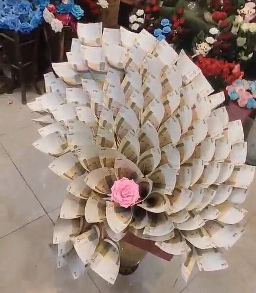 عکس دسته گل با پول برای تولد