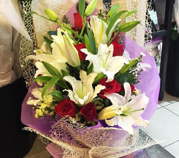 عکس فیک با دسته گل