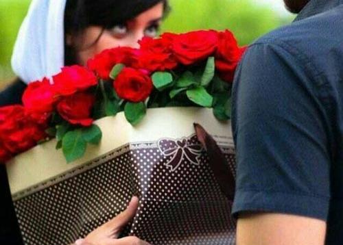 عکس عاشقانه با دسته گل