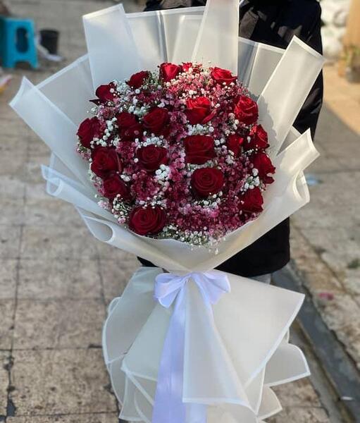 عکس عاشقانه با دسته گل