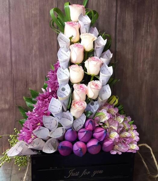 عکس دسته گل با تزیین پول