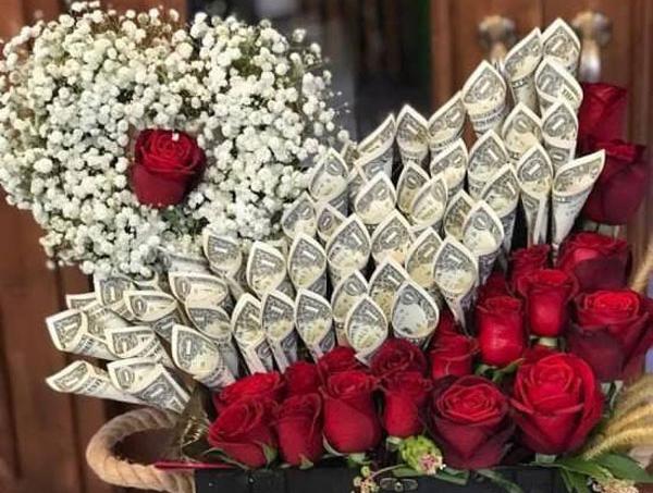 عکس دسته گل با تزیین پول
