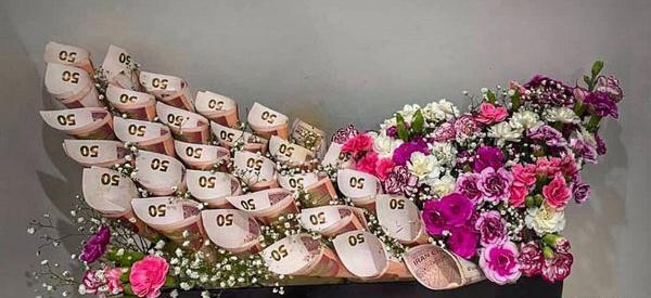 عکس دسته گل با تزیین پول