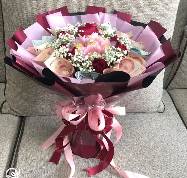 عکس دسته گل با تزیین پول