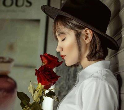 ژست عکس با دسته گل بزرگ