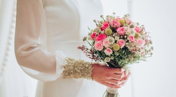 ژست عکس با دسته گل بزرگ