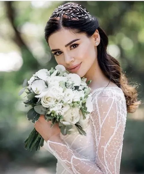 ژست عکس با دسته گل بزرگ