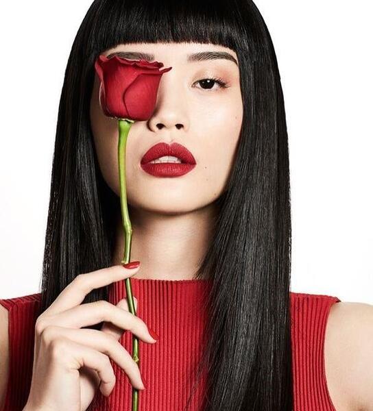 ژست عکس با دسته گل بزرگ