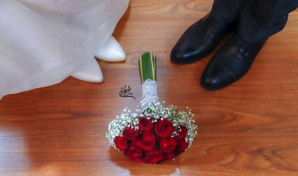 ژست عکس با دسته گل خواستگاری