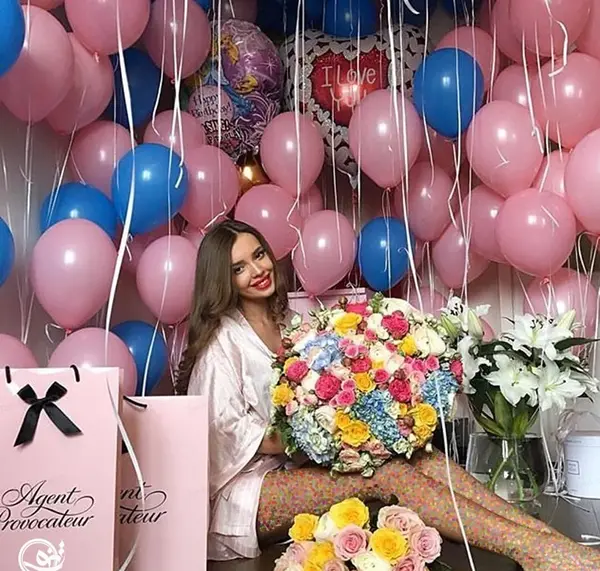ژست عکس با دسته گل خواستگاری