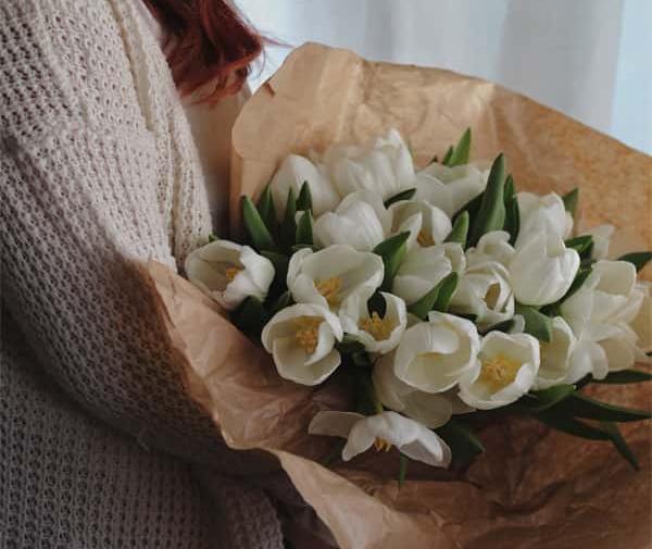 ژست عکس با دسته گل در طبیعت
