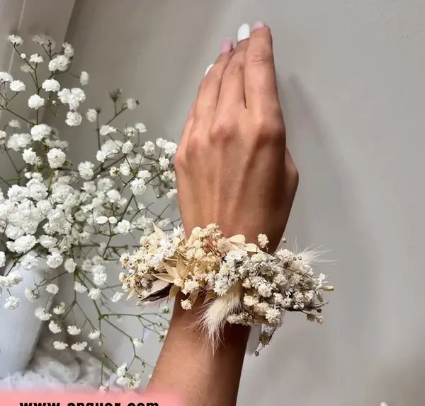ژست عکس با دسته گل ژیپسوفیلا