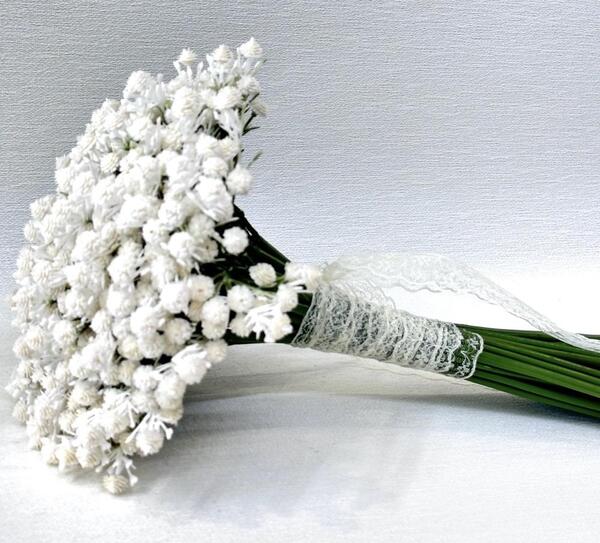 ژست عکس با دسته گل ژیپسوفیلا