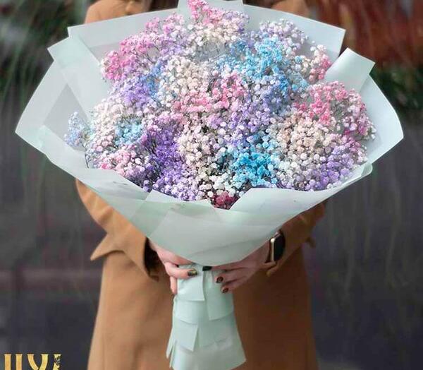 ژست عکس با دسته گل ژیپسوفیلا