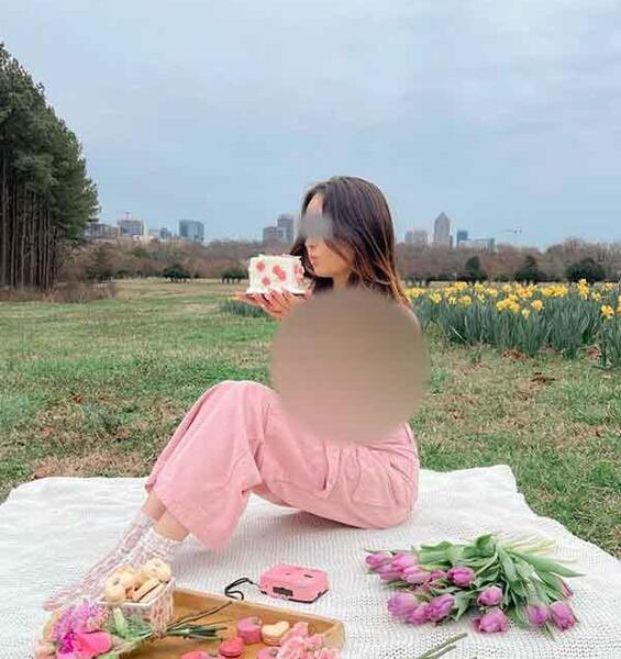 ژست عکس با دسته گل کوچک