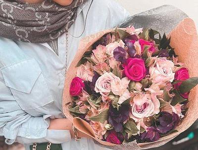 ژست عکس گرفتن با دسته گل