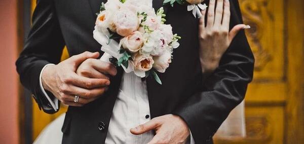 ژست عکس گرفتن با دسته گل