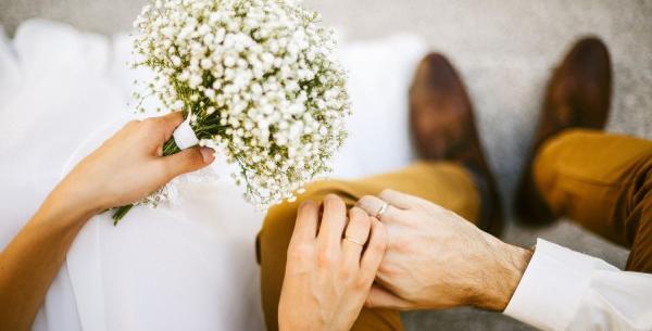 ژست عکس گرفتن با دسته گل