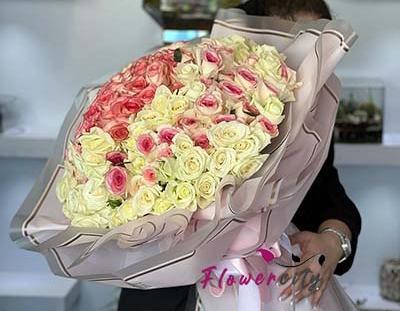 عکس دسته گل رز در خانه