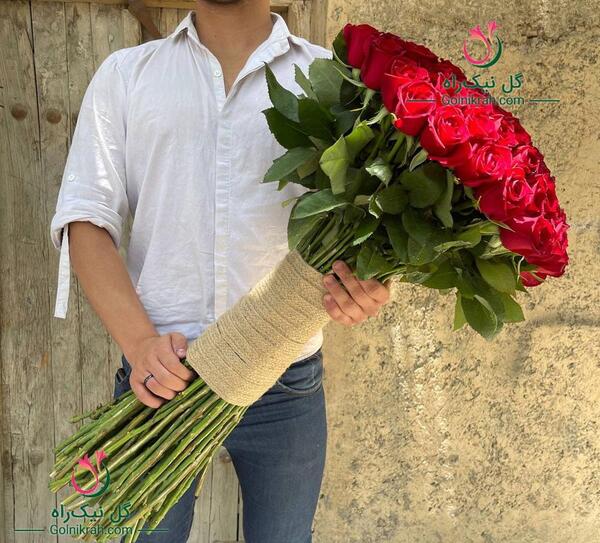 عکس دسته گل رز در خانه
