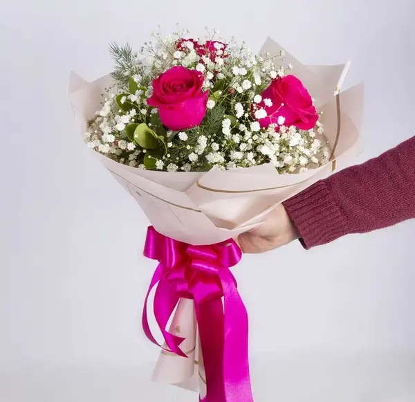 عکس دسته گل رز در خانه