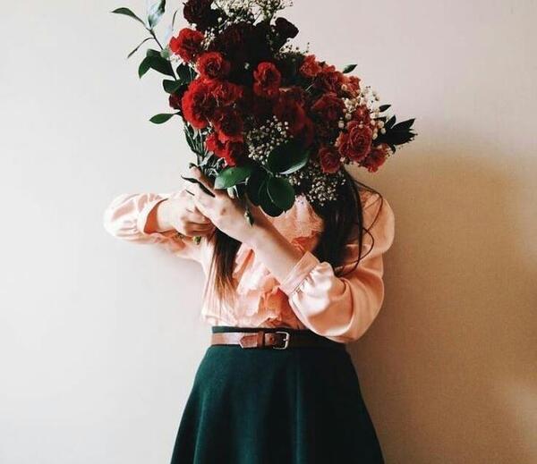 عکس دخترانه با دسته گل