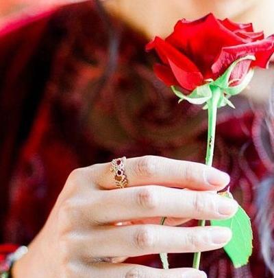 عکس دخترانه با دسته گل