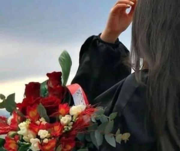 عکس دخترانه با دسته گل