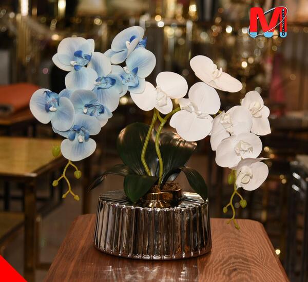 عکس دسته گل روی میز کار