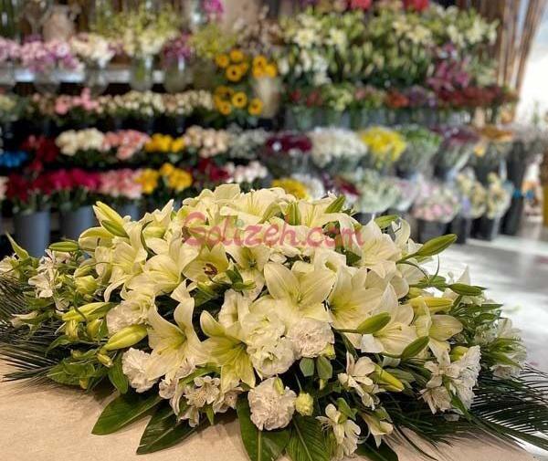 عکس دسته گل روی میز کار