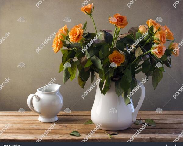 عکس دسته گل روی میز کار
