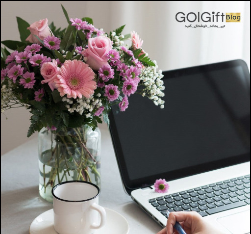 عکس دسته گل روی میز کار