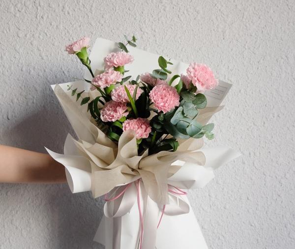 عکس دسته گل روی میز کار