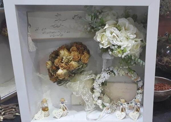 عکس دسته گل روی میز کار