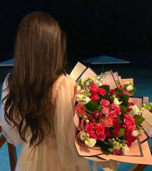 عکس پروفایل دخترانه با دسته گل