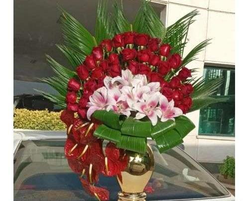 ژست عکس با دسته گل در خانه