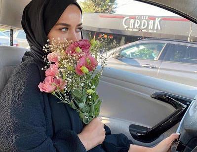 ژست عکس با دسته گل در خانه