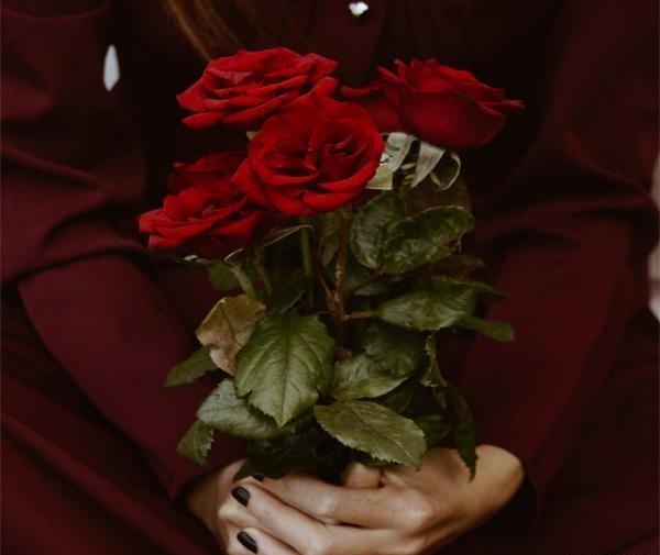 ژست عکس با دسته گل در خانه