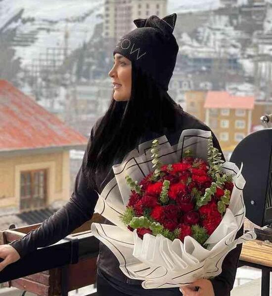 ژست عکس با دسته گل در خانه