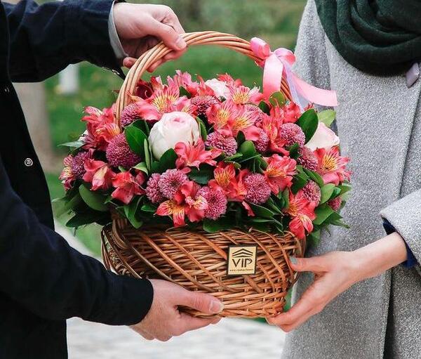 عکس دختر دسته گل به دست
