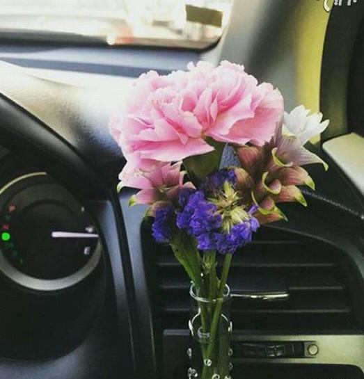 عکس دسته گل روی داشبورد ماشین