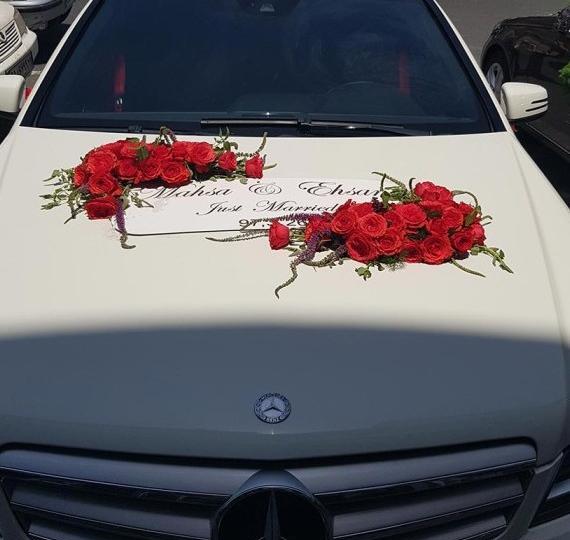 عکس دسته گل روی داشبورد ماشین